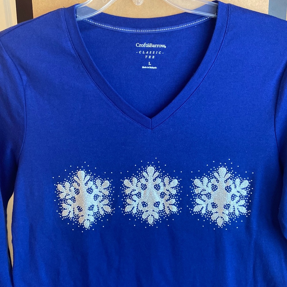 L Croft & Barrow long sleeve snowflake top L